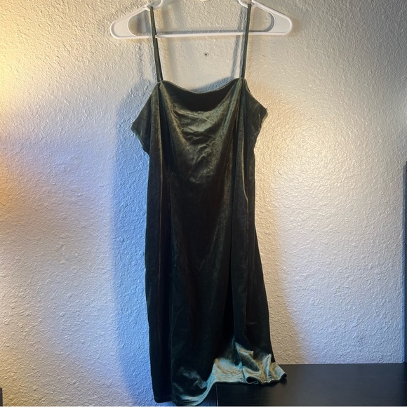 Forever 21 Women’s Velour Velvet Green Mini Party Dress Thin Straps Size Large - Picture 2 of 14
